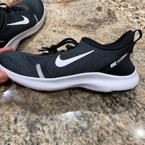 Nike women’s flex experience run 8 wide